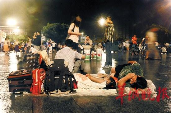 广州火车站停运所有列车 8万余旅客出行受阻(