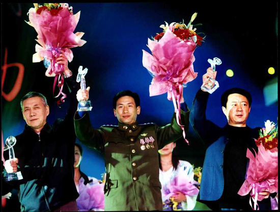 试飞员梁万俊:惊天一落 感动全中国(图)