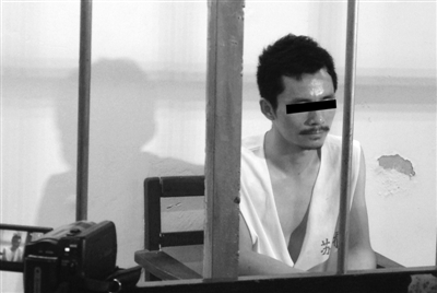 8月23日,周禄宝在苏州市第一看守所接受民警讯问。新京报记者 宋识径 摄