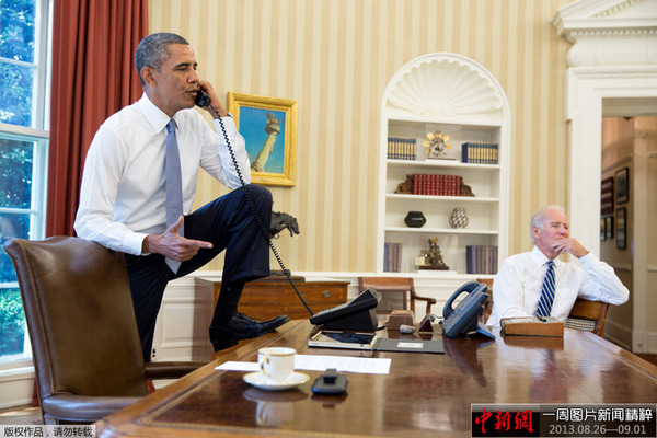 美国总统奥巴马在白宫办公室打电话