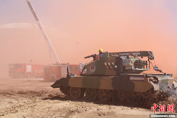 内蒙古举行火灾灭火救援演练 飞机坦克齐上阵