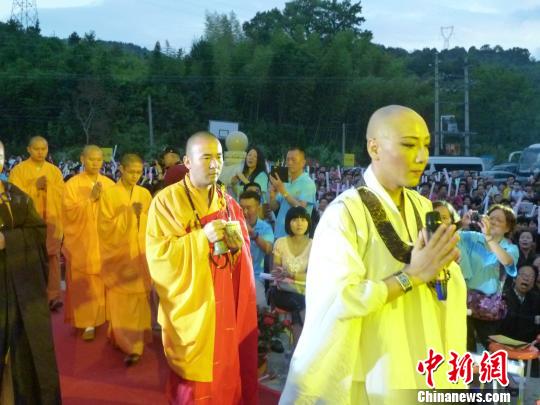 悟演法师率寺僧拜月祈福. 陈国明 摄