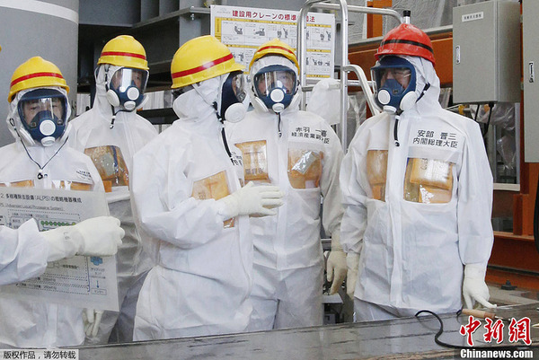日本首相安倍近距离视察福岛核电站