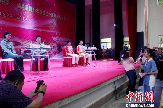 航天员与奥运冠军在梅州曾宪梓中学认真回答学