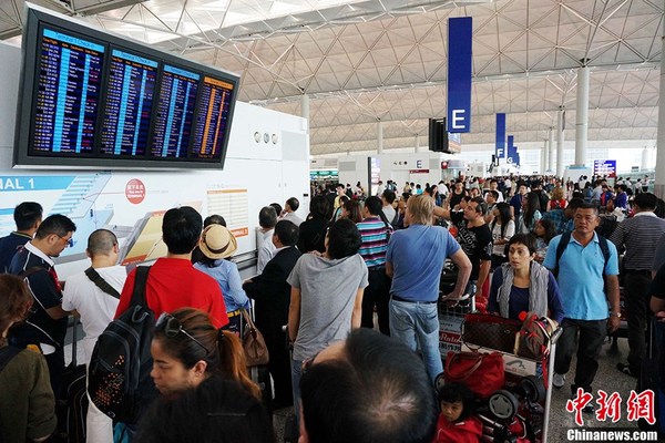 强台风天兔逼近香港 导致航班取消乘客滞留