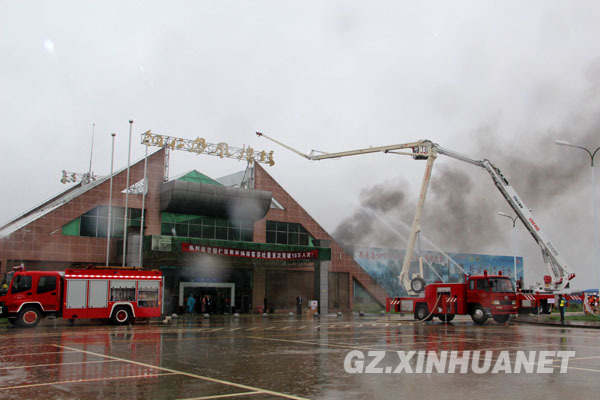 贵州铜仁凤凰机场举行大型灭火疏散演练