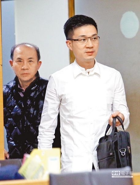 检调侦办基因国际涉嫌违反证交法内线交易罪,艺人小S丈夫许雅钧、公公许庆祥连夜复讯后交保。图片来源:台湾《中国时报》