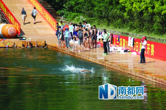 铁人三项赛运动员赛前在雁鸣湖训练。资料图片