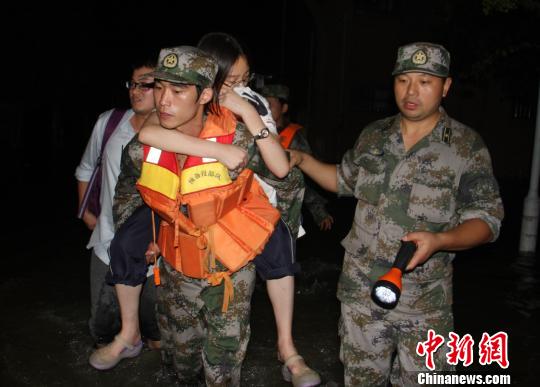 记者与部队官兵同救灾 顾不上吃饭只能啃干粮