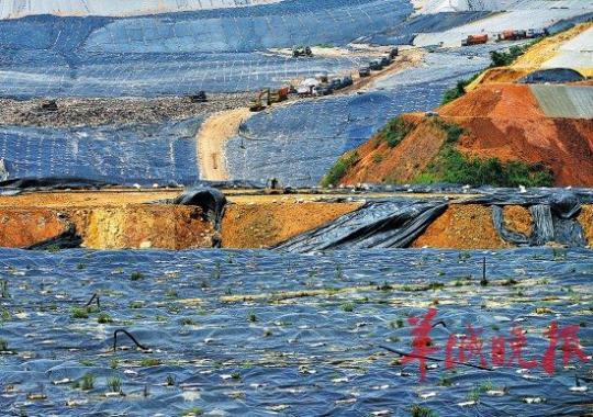 深圳清水河地区下坪固体废弃物填埋场,垃圾车排队倾倒垃圾