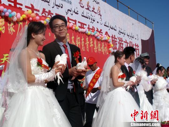 新疆图木舒克市西域美食文化旅游节举行集体婚礼