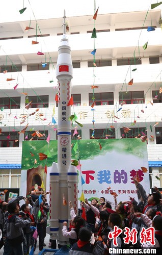 南京小学生制作火箭模型 放飞"中国梦"