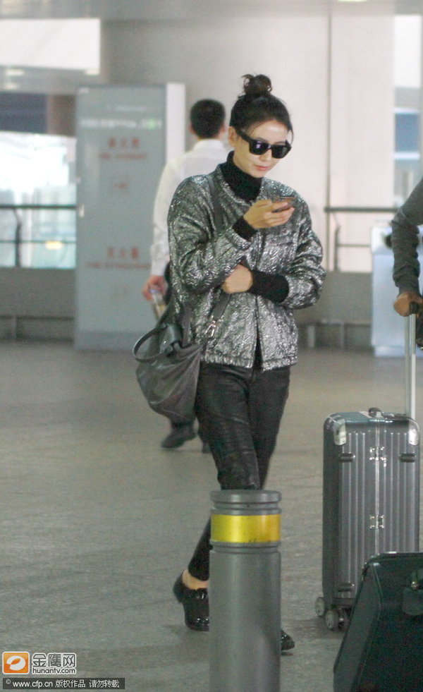 高圆圆手机不离身似与赵又廷传情 否认怀孕穿