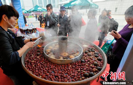 浙江宁波市民中国食博会上大排长龙淘中外美食