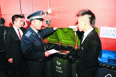 清运公司运餐厨垃圾 餐馆难出示资质证明