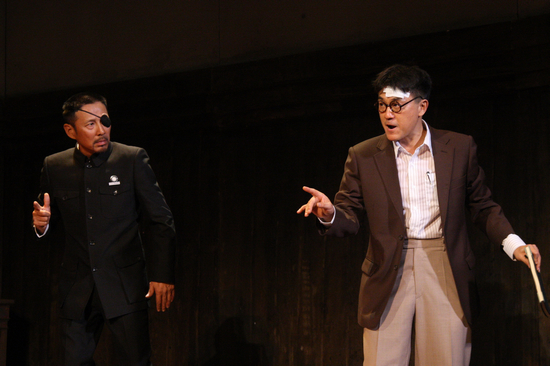 话剧《喜剧的忧伤》由陈道明（左）、何冰（右）主演。