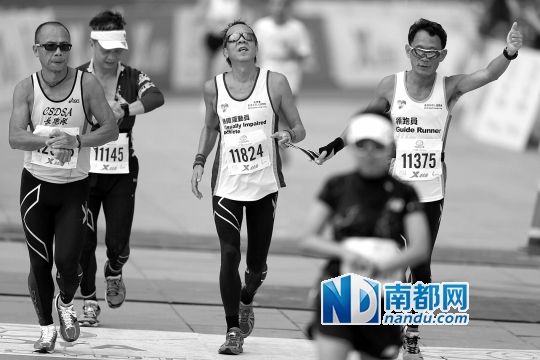 最默契:视障人士跑广马 两个领跑员领跑