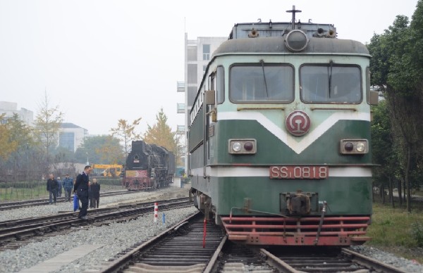 5个火车头全部抵达西南交大 机车博物园1期建