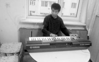 智残青年弹电子琴成小区名人