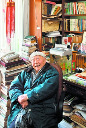 　　钱谷融先生在其华师大二村的书房内，摄于2011年3月11日。早报资料