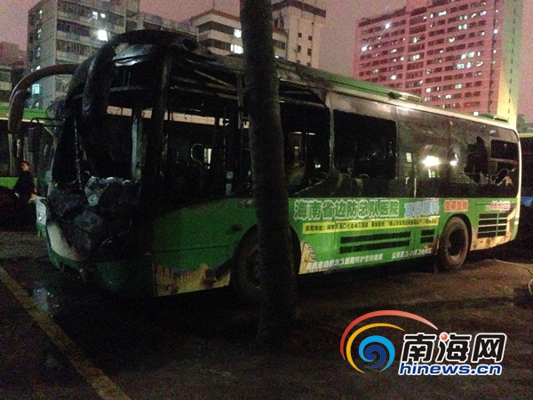 海口公交集团相关负责人和当事司机在接受媒体采访(南海网记者符玲摄) 7路公交车行驶中自燃司机停车紧急疏散 27日下午6时35分许,海甸三西路右转人民路附近,一辆由海甸三西路开往农垦医院的7路公交车,突发自燃。由于正值下班客流高峰,自燃的公交车周边还有其它车辆和乘客,情况紧急。为避免伤亡,该公交车司机庄敏一边及时疏散车上20多名乘客,一边拨打求助电话,积极进行自救。 海口市公交集团总公司在得知情况后,马上组织工作人员赶赴现场,一面引导其它公交车绕道,一面将车上乘客转送到安全地带。随后,海口消防队员先后