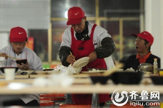 烟大保洁员吃剩饭事迹引爆高校 响应光盘剩饭