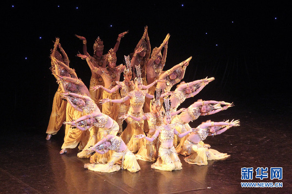 中国残疾人艺术团27日晚在希腊首都雅典演出