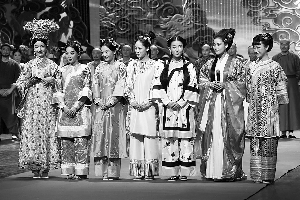 左起:韦小宝的七位夫人——娄艺潇饰演建宁公主、王亚慧饰演曾柔、吴倩饰演沐剑屏、赵圆瑗饰演方怡、贾青饰演阿珂、张馨予饰演苏荃、张檬饰演双儿