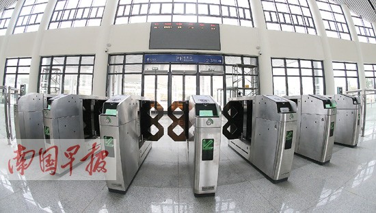 探访广西沿海高铁防城港北站 进出站实行 一卡