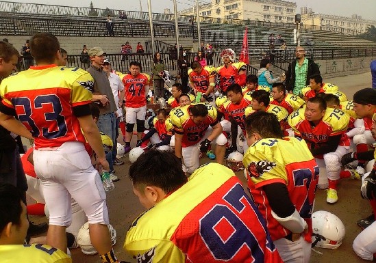 本土美式橄榄球队挑落香港战鹰_资讯频道_凤