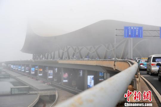 　　图为30日11时，昆明长水机场大雾依然没有散去。　任东 摄（来源：中新网）