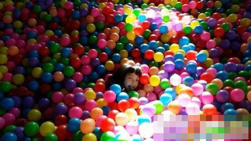 赵薇女儿疯玩欢乐球 长发披肩美女初长成|照片