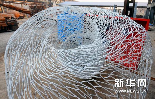 图为太原化肥厂内雕塑师创作的钢雕作品（12月5日摄）。新华网图片 吕梦琦 摄