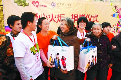 七彩丝带飘社区 关爱空巢老人公益捐赠活动举