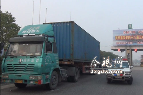 车主怀疑被盗奔驰在大货车内高清图片
