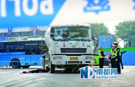 搅拌车转弯撞倒电动车 两人死亡|交警|相撞