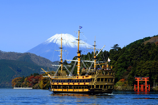 海贼观光船和富士山 日本旅游局供图