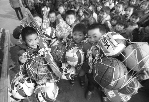 我们有新足球啦,还有好看的机器人表演