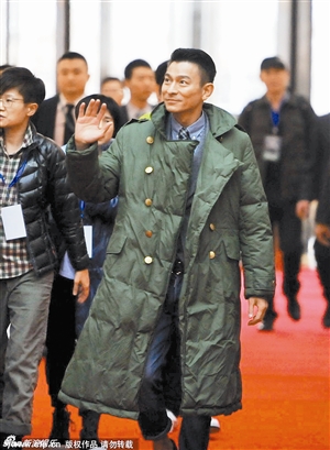 刘德华的军大衣捐出去了|网友|微博_凤凰娱乐