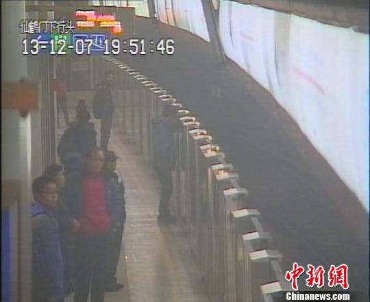 南京一抑郁症男子跳入地铁轨行区致列车延误(图)