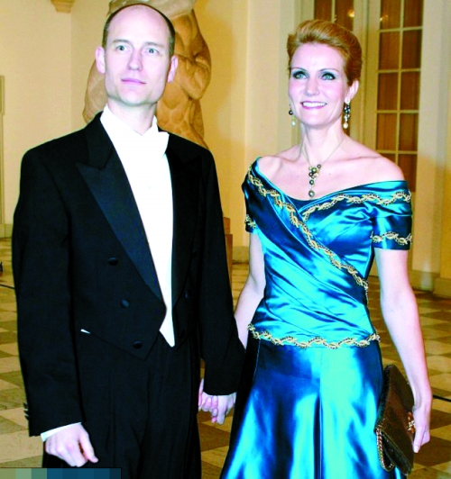 丹麦首相施密特(右)