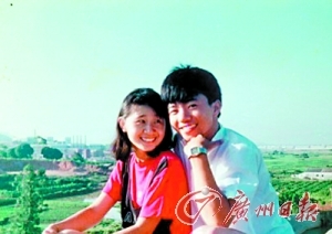 21岁的蔡达标与20岁的潘敏峰热恋时的合照。(图片来自网络)