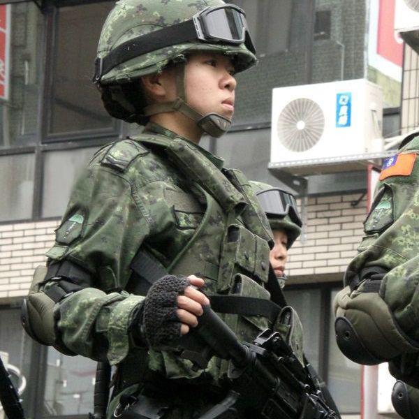 民进党民代讨论女兵服饰:准着裤装平底鞋(图)