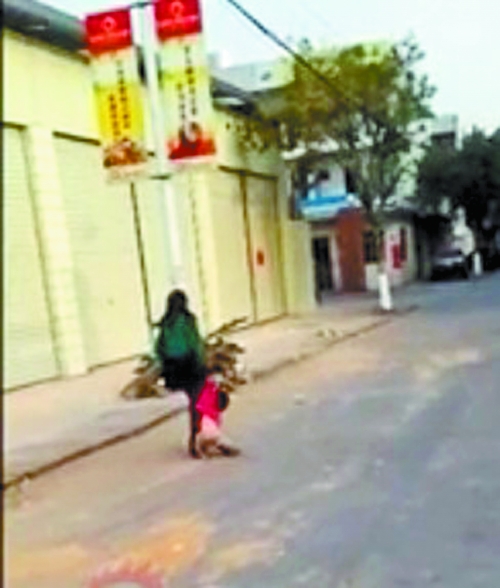 当街虐打两岁女儿|女童|民警_凤凰资讯