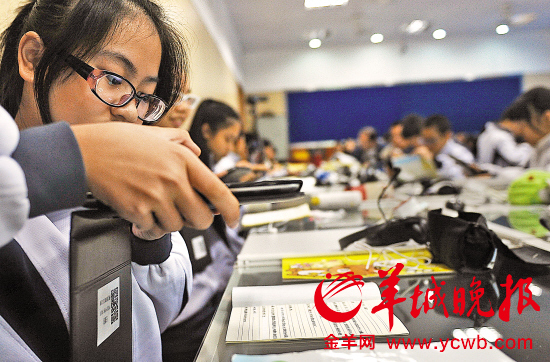 教育部开展试验项目 广州一中学生平板电脑上