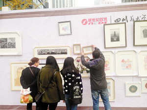 　　■工贸新世纪百货请川美版画系学生在商场现场制作版画