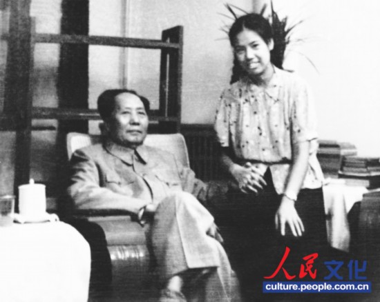 　　20世纪50年代，邵华在中南海看望毛泽东。