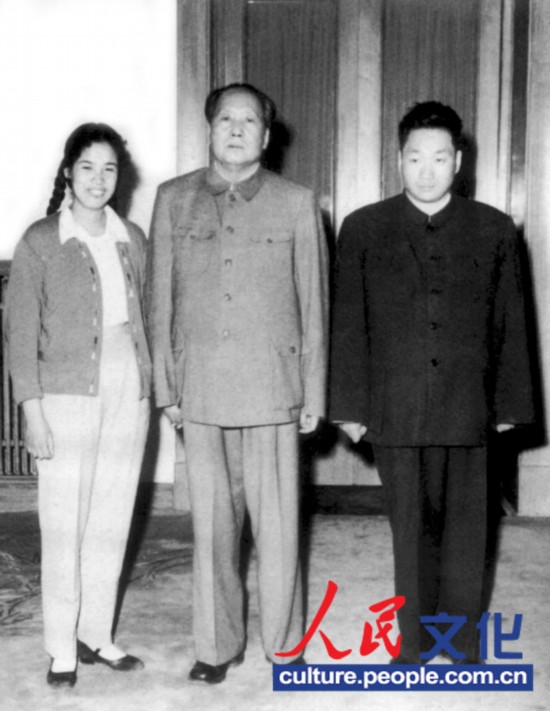 　　邵华、毛岸青与毛泽东在中南海留影。