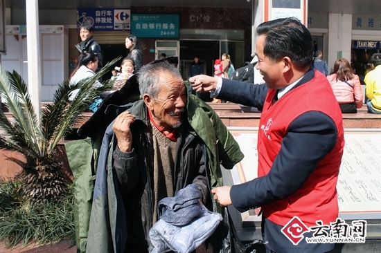 “昆明之美”志愿团队为流浪者送御寒衣物|流浪者|爱心_凤凰资讯