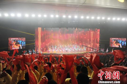 晚会现场。　杨华峰　摄